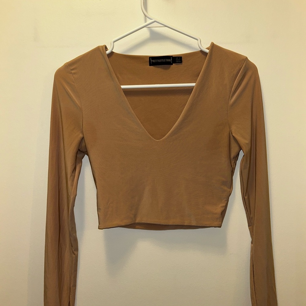 PrettyLittleThing Tan V-Neck Crop Top